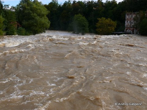 Krka leti čez lehnjakove pragove na Dvoru.