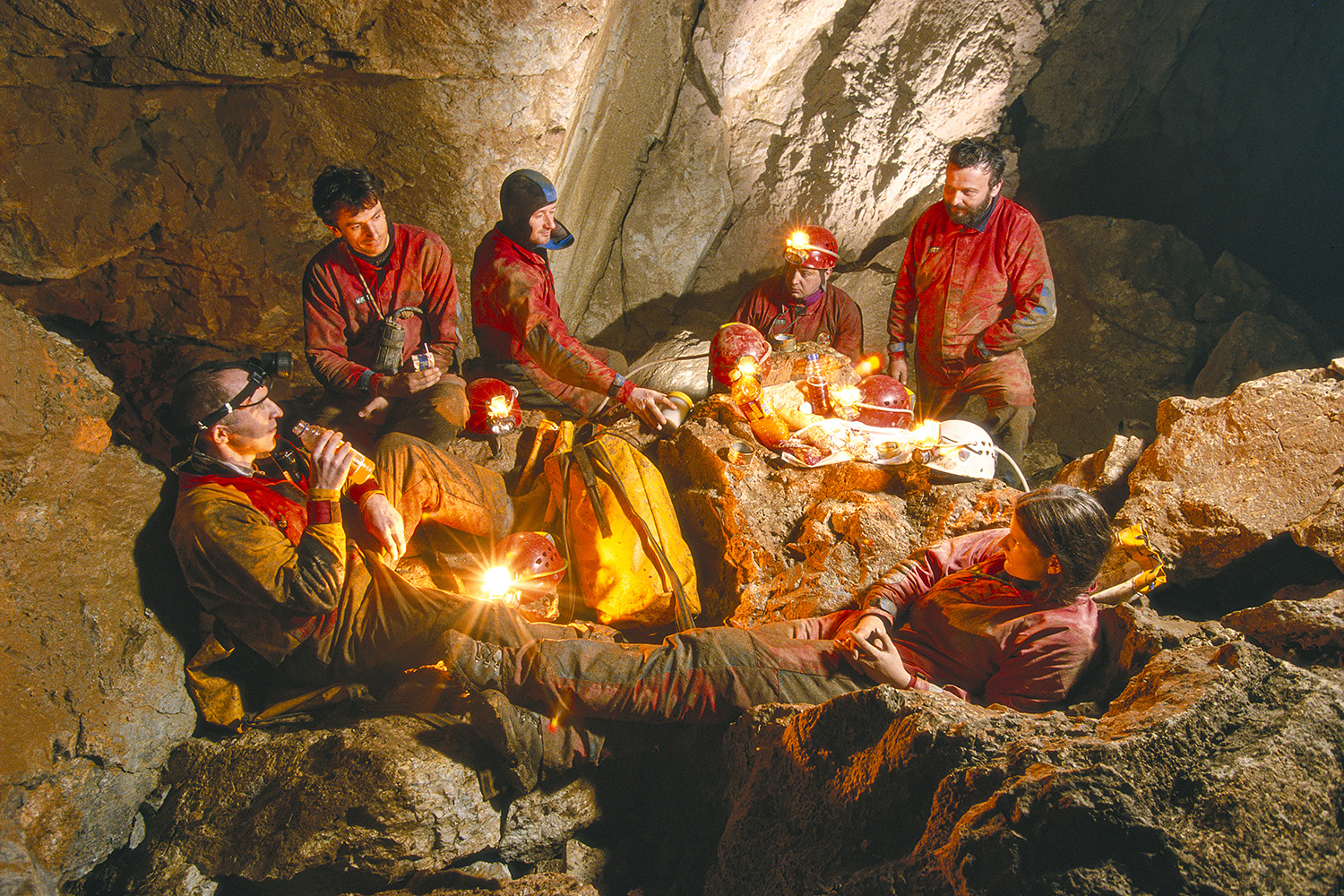 Fotografska ekipa monografije med počitkom v Kostanjeviški jami (2000). Foto Marko Pršina
