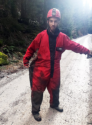 Anže pomerja Urošev XXL kombinezon. Foto Uroš Mervič.