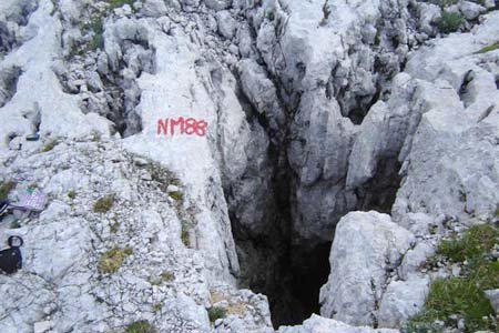 Vhod v NM 88. Foto Anže Tomšič.