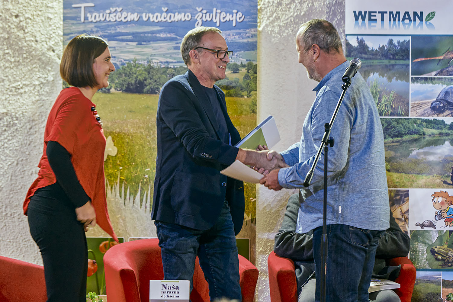 Barbara Kink (vodja novomeške enote ZRSVN), Igor Vidmar (novinar in skrbnik rubrike pri Dolenjskem listu) in med njima Andrej Hudoklin. Foto Tomaž Grdin.