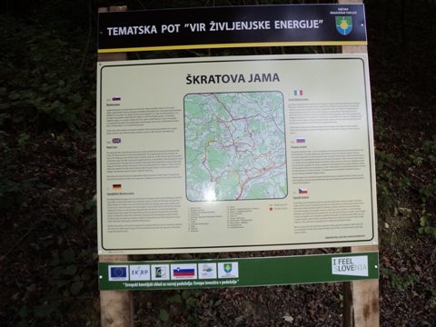 Informacijska tabla ob obnovljenem studencu.