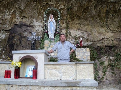 Ob oltarju: v ozadju pod steno sta kipa Lurške Marije in pobožne Bernardke.