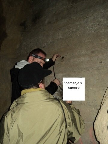 Pogled s sondo skozi luknjo v pregradi.