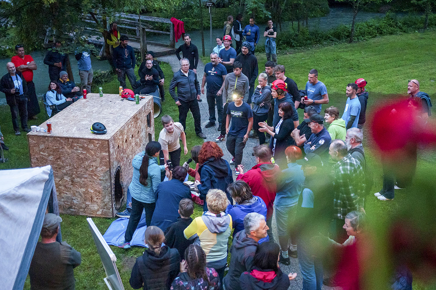 Zabavno srečanje vseh generacij ob tekmovanju v speleotlonu. Foto Marko Majhen.