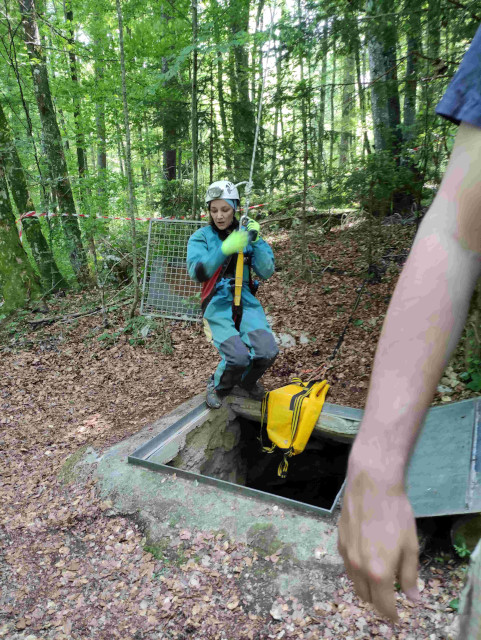 Barbara je za krajši čas zamenjala Zvonko, ko pa se je vzpenjala, smo ji malo podaljšali pot in ob vsakem gibu navzgor malo spustili dvižno vrv. In je plezala in plezala, da so ji skoraj roke odpadle ...