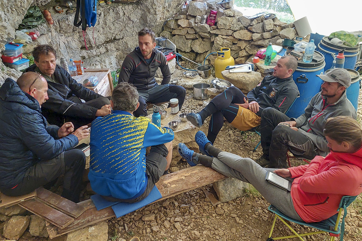 Pomenek in počitek v jamarskem bivaku (2022). Foto Mitja Remih