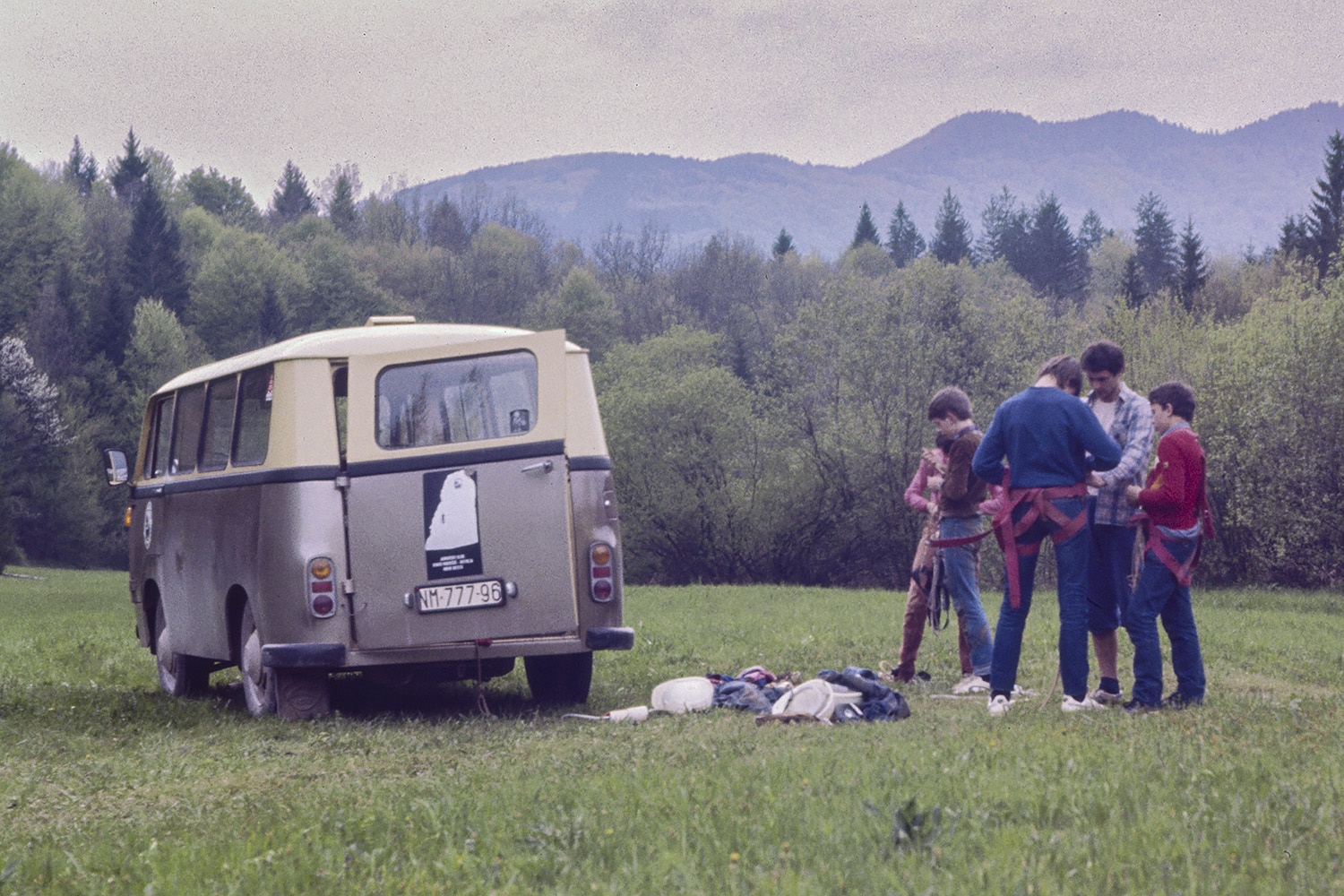 Legendarni klubski kombi IMV pred jamo Okno pri Gorenjih Sušicah (1983). Foto Andrej Hudoklin