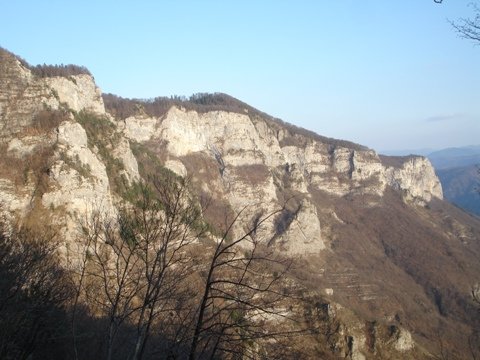 Pogled na mogočno Loško steno z nove ceste od Dragarjev proti Čabru v dolini.