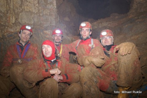 Ekipa, ki se je prva spustila na globino pod 300 m: Andrej Gašperič, Mihael Rukše, Matija Gašperšič – Tico, Anže Tomšič in Damjan Šinigoj.