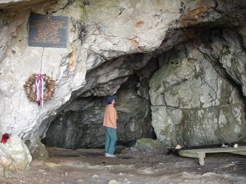Pogled skozi vhod v jamo.