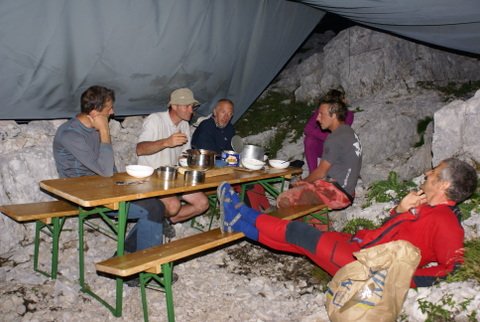 Druženje ob tenstanem krompirju. Foto: Mihael Rukše.