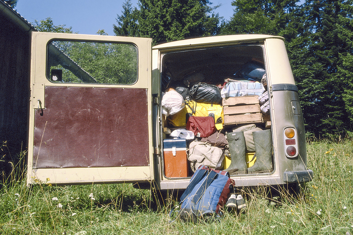 Poln klubski kombi – zaloga opreme in dobrin za enotedenski jamarski tabor na Cinku (1985). Foto Marko Pršina