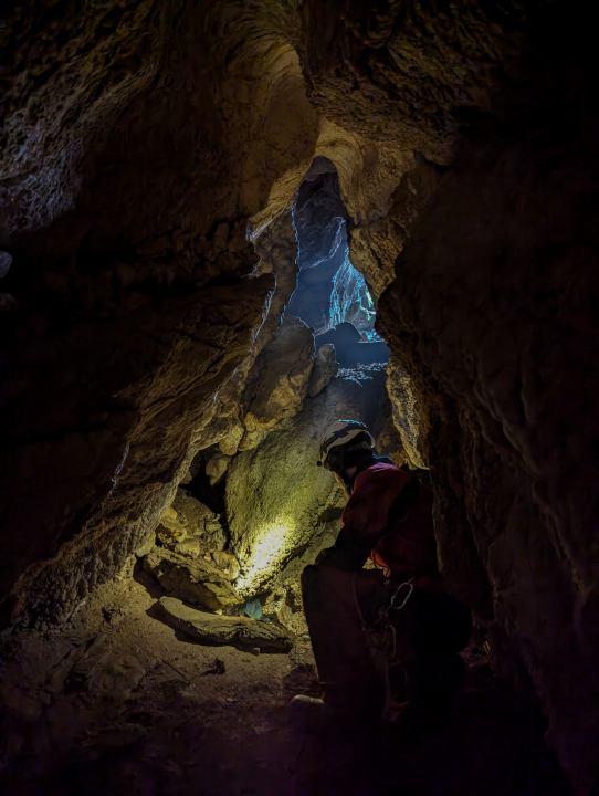 Neven kaže prehod v dobrih 25 m globoko notranje brezno, ki se odpira takoj
za vhodom v Skozenjc. Foto Marko Majhen