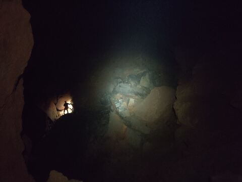 Nova dvorana je dimenzije 20 m x 30 m in ima višinsko razliko med najvišjo
in najnižjo točko 30 m.