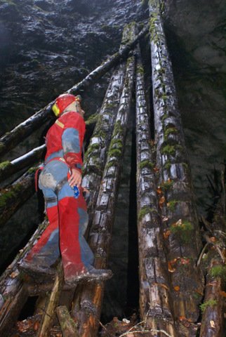 Debla za dostop v Ledano, ko so domačini nabirali led in ga nosili v Ribnik in Ključ.