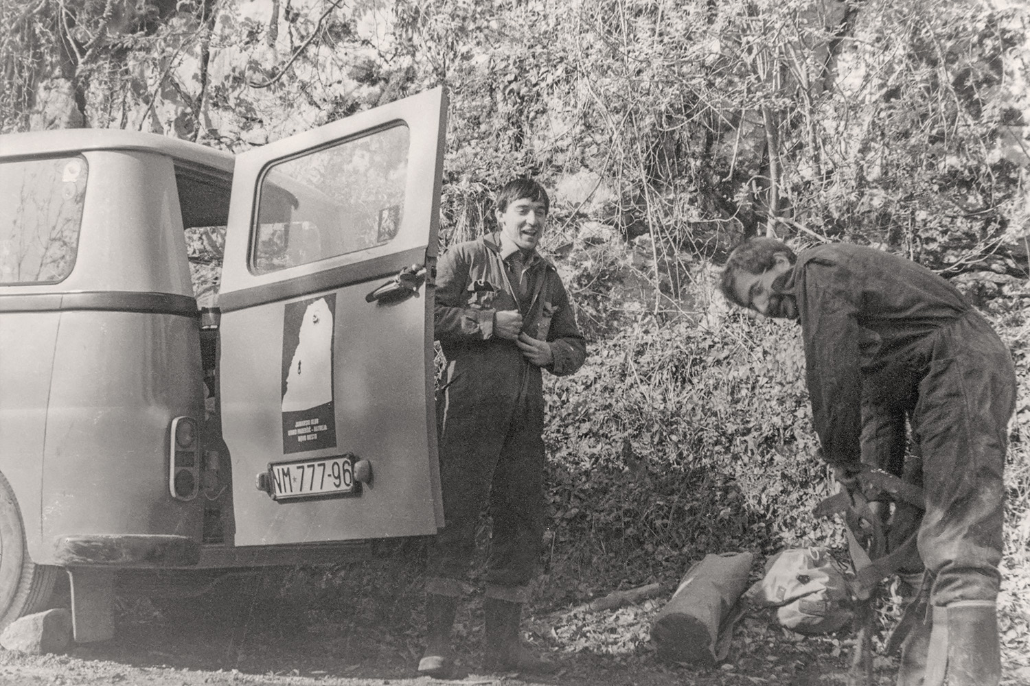 Andrej Hudoklin in Zdravko Bučar med pripravami na spust v Pihalnik (1983). Foto Marko Pršina