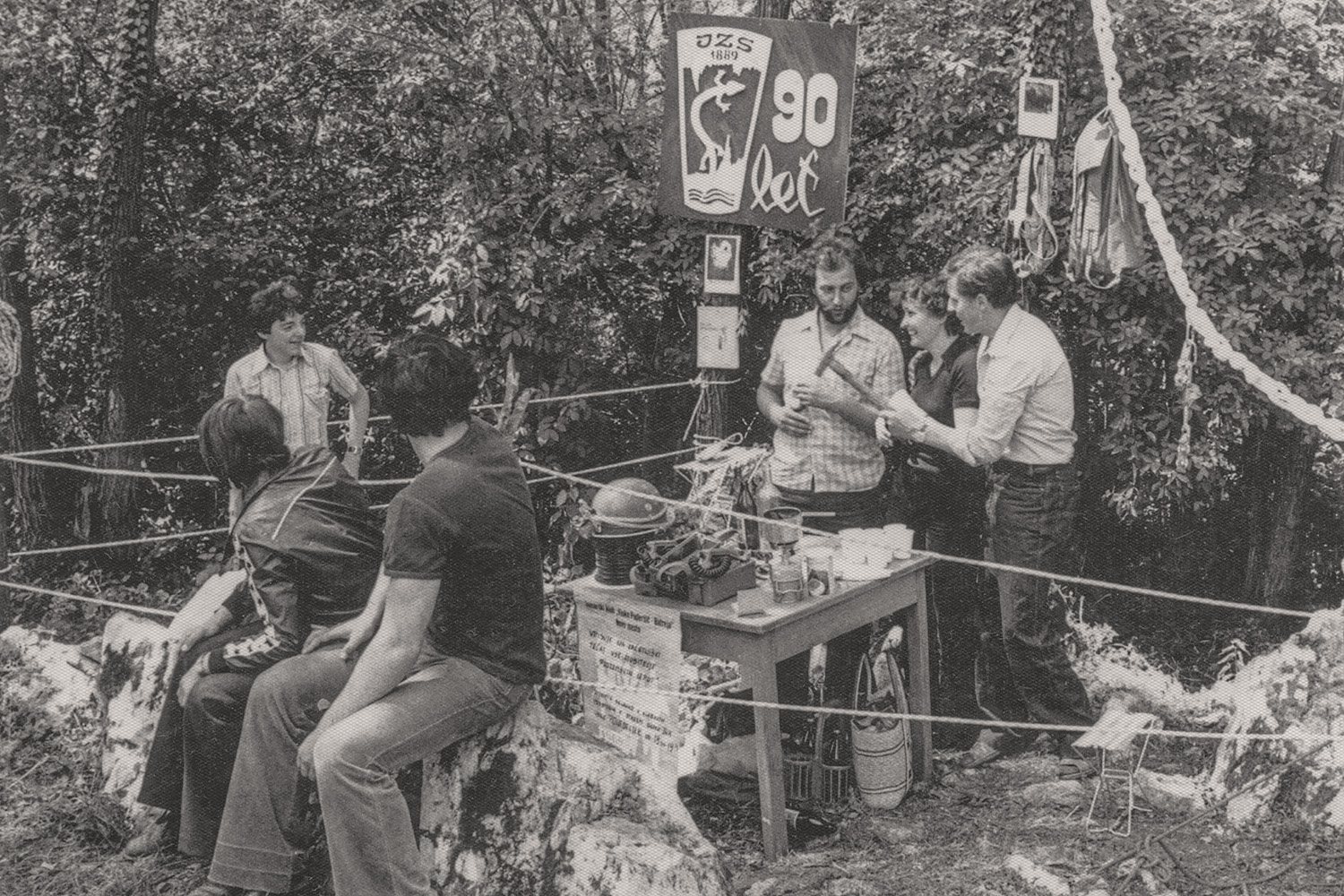 Z leve: Anton Tramte, Peter Simčič ter Marta in Lojze Medle pred Beceletovo jamo (1978)