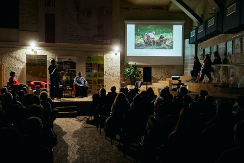 Zbrana publika med Andrejevo predstavitvijo.