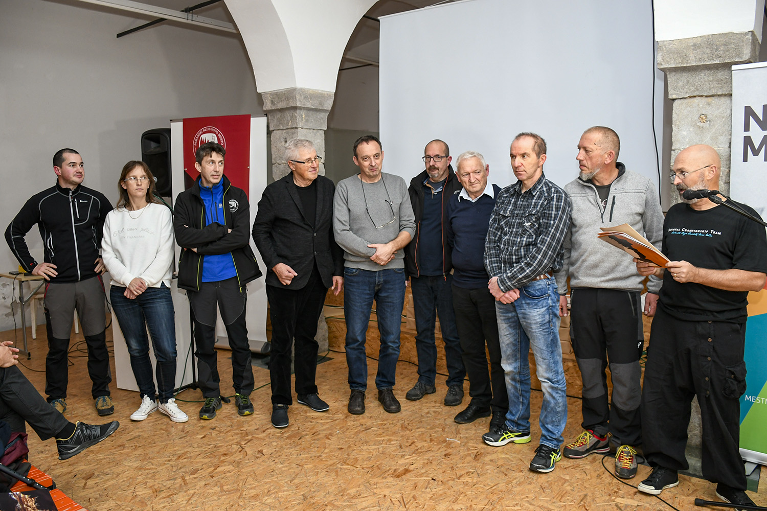 Nekdanji predsedniki jamarskega kluba Klemen Mihalič, Tanja Rukše, Mihael Rukše, Lojze Medle, Andrej Hudoklin, Zdravko Bučar, Danilo Breščak, Marko Pršina in Jože Tomšič z moderatorjem Tomažem Bukovcem na praznovanju 55-letnice JKNM (2017). Foto Tomaž Grdin