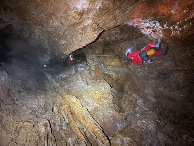 Mogočno 70 metrov globoko brezno je še dodatno spodbudilo pretok krvi po žilah.