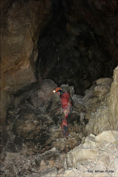 Nadaljevanje je možno vsaj na dveh koncih - v oknu okoli 10 m nad tlemi in v kamnitem podoru na dnu.