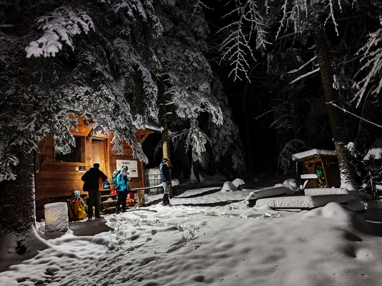 Zimska idila pred bivakom. Foto Damijan Šinigoj