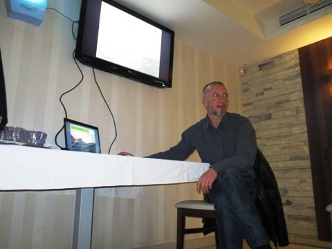 Od Jožeta smo izvedeli vse o žongliranju, igranju frizbija, vezanju vozlov, o Poljakih, Brazilkah, … Pa tudi o jamarstvu je nekaj govoril.