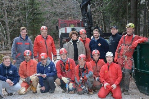 Gasilska slika dela udeležencev. Nekateri so v jami, drugi pa so svojo izmeno že končali.