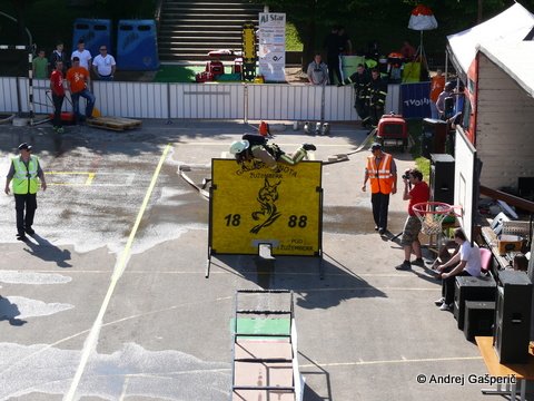 Tekmovalca sta morala povezati pet cevi, jih priklopiti na črpalko, premagati 1,8 m visoko oviro in cev prepeljati pod to oviro, ...