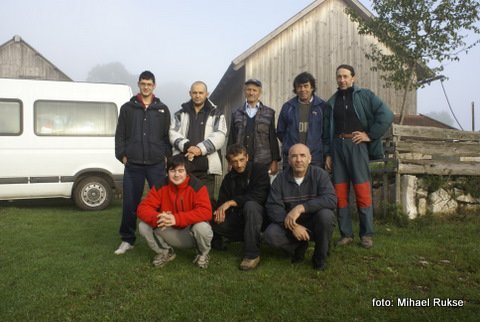 Skupinska fotografija udeležencev odprave z dvema tretjinama vseh prebivalcev.