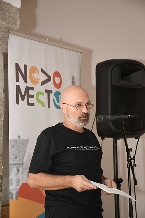 Voditelj Tomaž Bukovec.