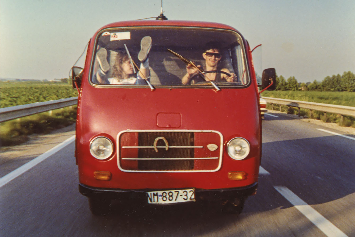 To so bili časi! Tanja in Mihael s klubskim kombijem na odpravo v Španijo (1991). Foto Andrej Ravnohrib