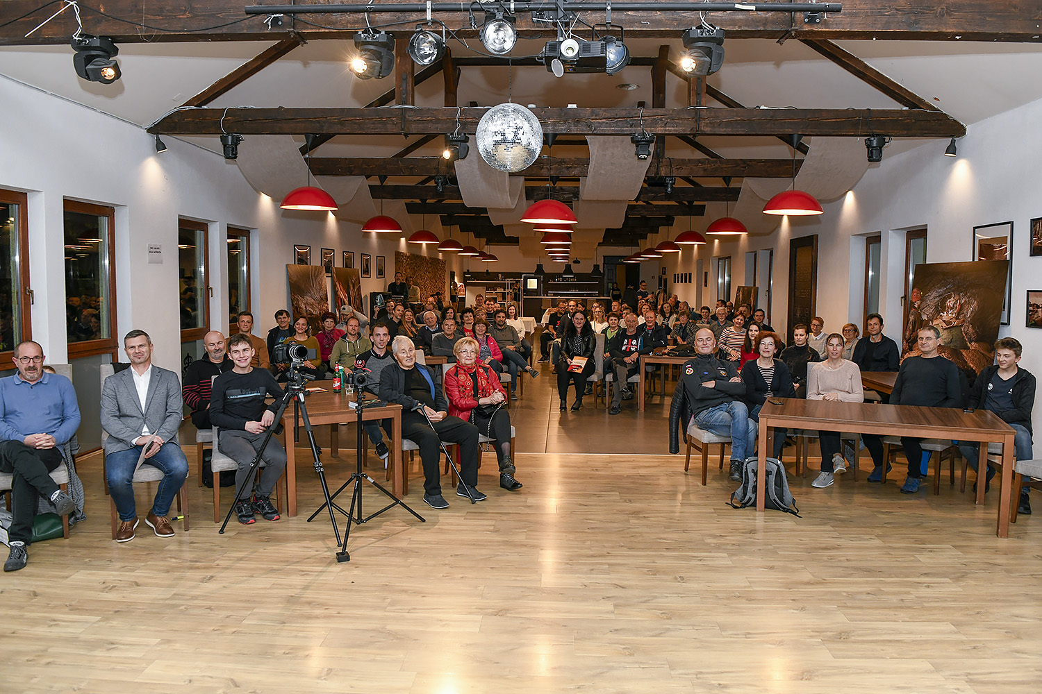 Dvorana na Loki je bila ob praznovanju 60-letnice polna do zadnjega kotička (2022). Foto Marko Pršina
