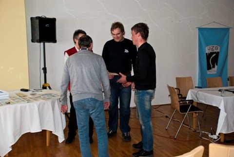 Robert prejema priznanje.