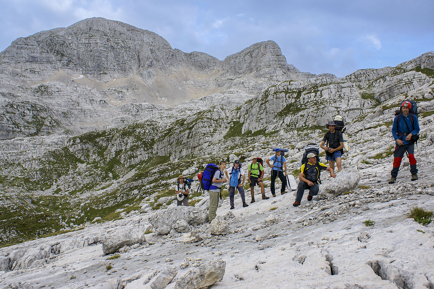 Močna jamarska ekipa na visokogorskem krasu na Kaninskih podih. Foto Mihael Rukše