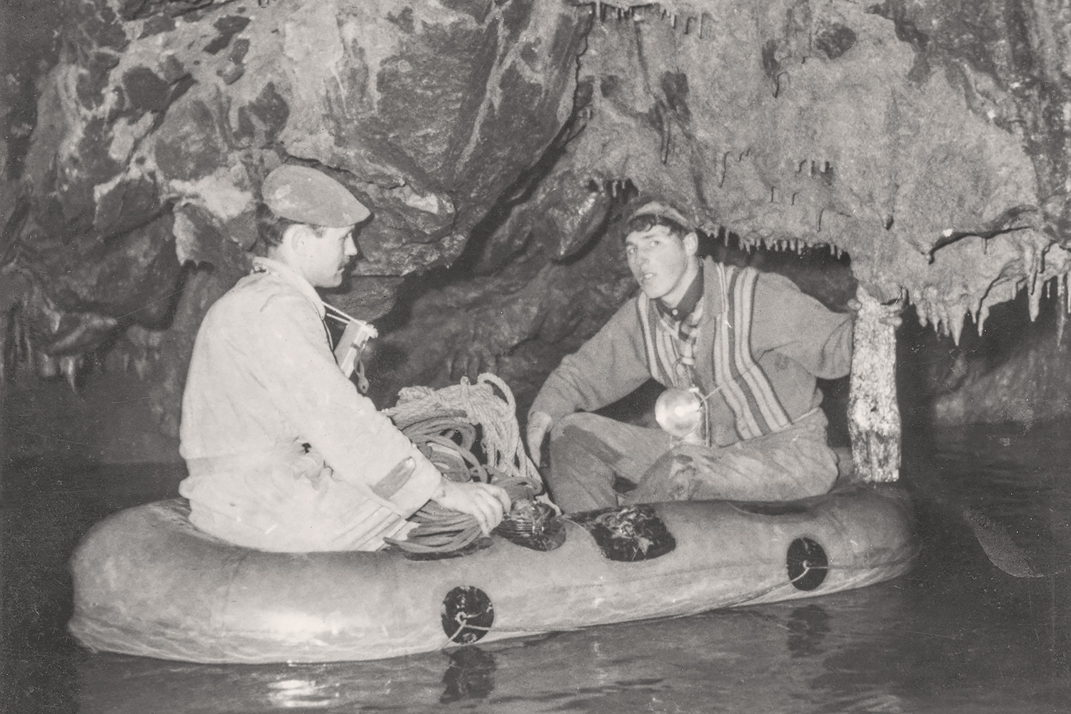 Ivan Žgajnar in Lojze Medle med raziskovanjem Kostanjeviške jame (1963)