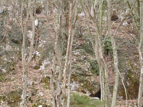 Medsebojni položaj Malega (levo zgoraj) in Velikega kevdra (desno zgoraj) ter Požiralnika (spodaj).