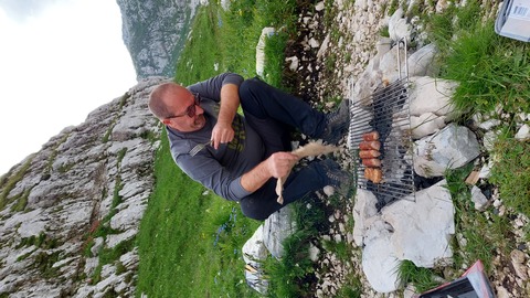 A je lahko še kaj lepšega, da ti sredi Kanina predsednik (ki je vegetarijanec) speče sveže mesnine?
