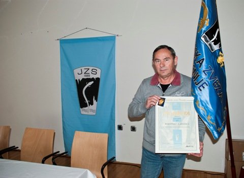 Pod zastavo JZS.