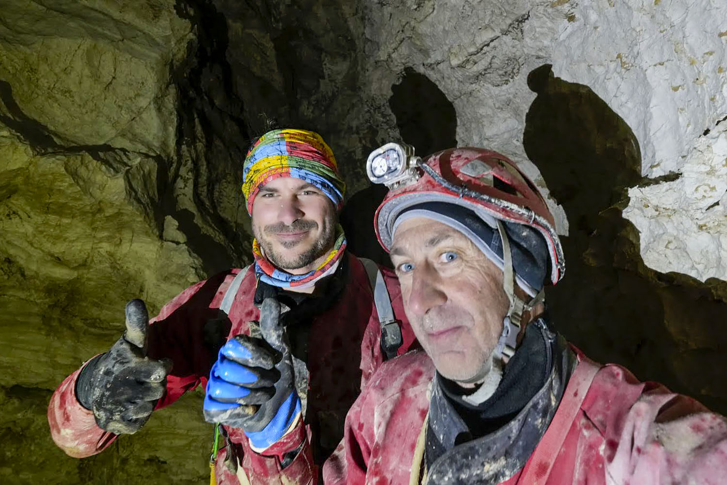 Jure Tičar in Mihael Rukše na selfiju na globini 915 m. Foto Miha Rukše.