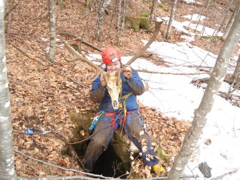 Vhod v Brezno 2 pod Suhim vrhom s trofejo dneva.