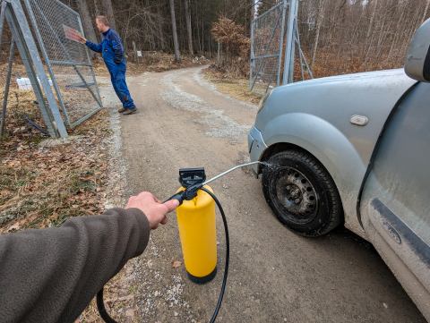 Protokol ob vstopu v oboro narekuje razkuževanje vozil in obutve. Foto
Marko Majhen