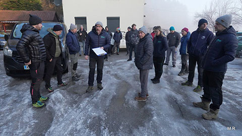 Dobro jutro! Predsednika JK Novo mesto Zdravko Bučar (z blokom v sredini) in JK Krka Leopold Bregar (drugi z leve) delita jamarje v posamezne ekipe.