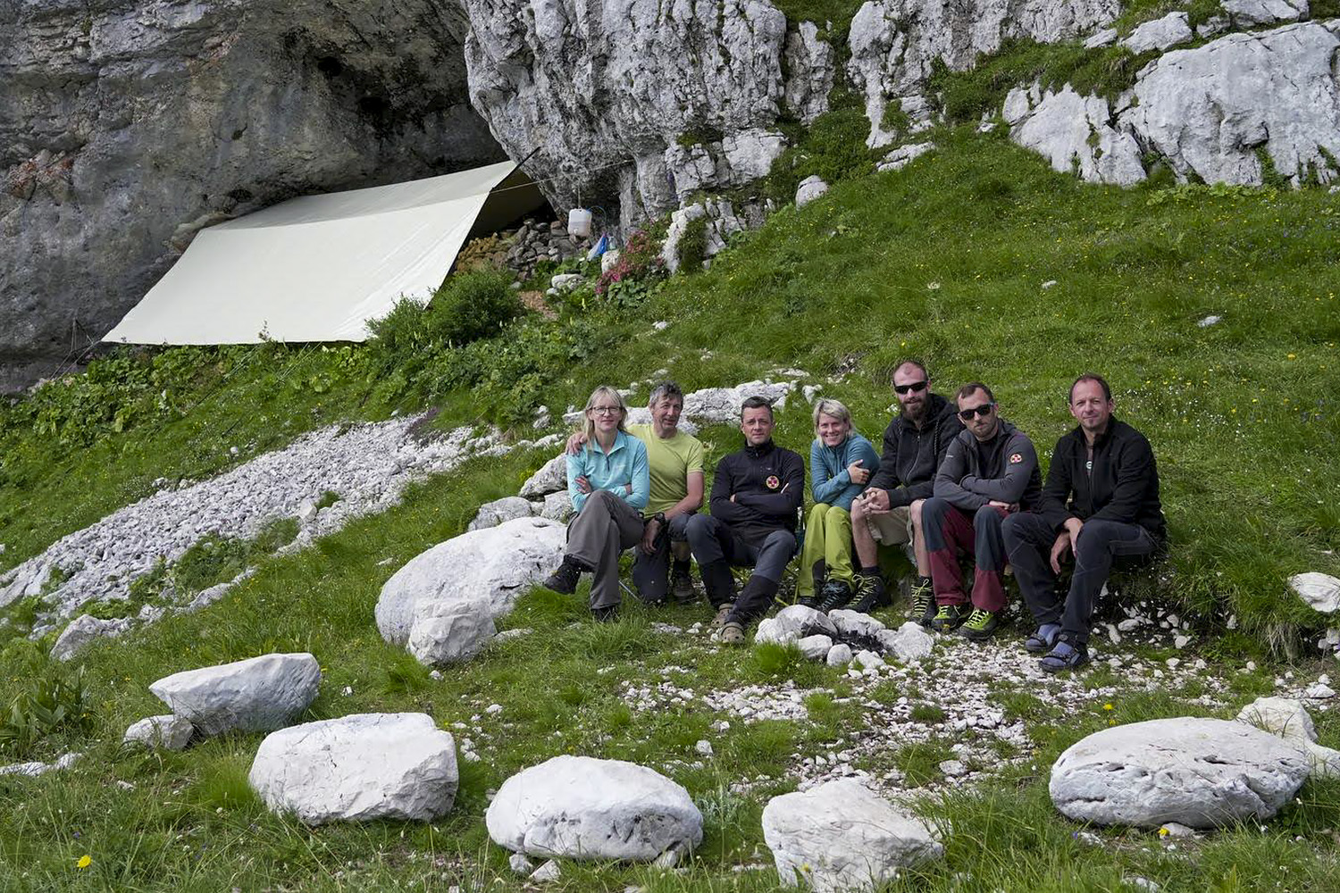 V ospredju kurišče, v ozadju bivak pod spodmolom (2023). Foto Mihael Rukše