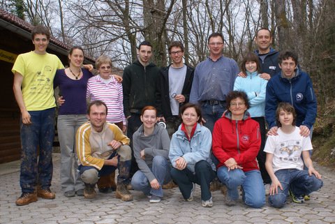 Ekipa, ki je vztrajala do konca. Od leve: Aljaž Peklaj, Lučka Jere, Marija Kralj, Niko Krizmanič, Matic Kovač, Damjan Viršek, Zara Hudnik, Andrej Hudnik, Mihael Rukše in ponovno od leve: Simon Jere, Nika Kogovšek, Nataša Ravbar, Jasna Šinigoj, Maj Rukše. Foto Mihael Rukše.