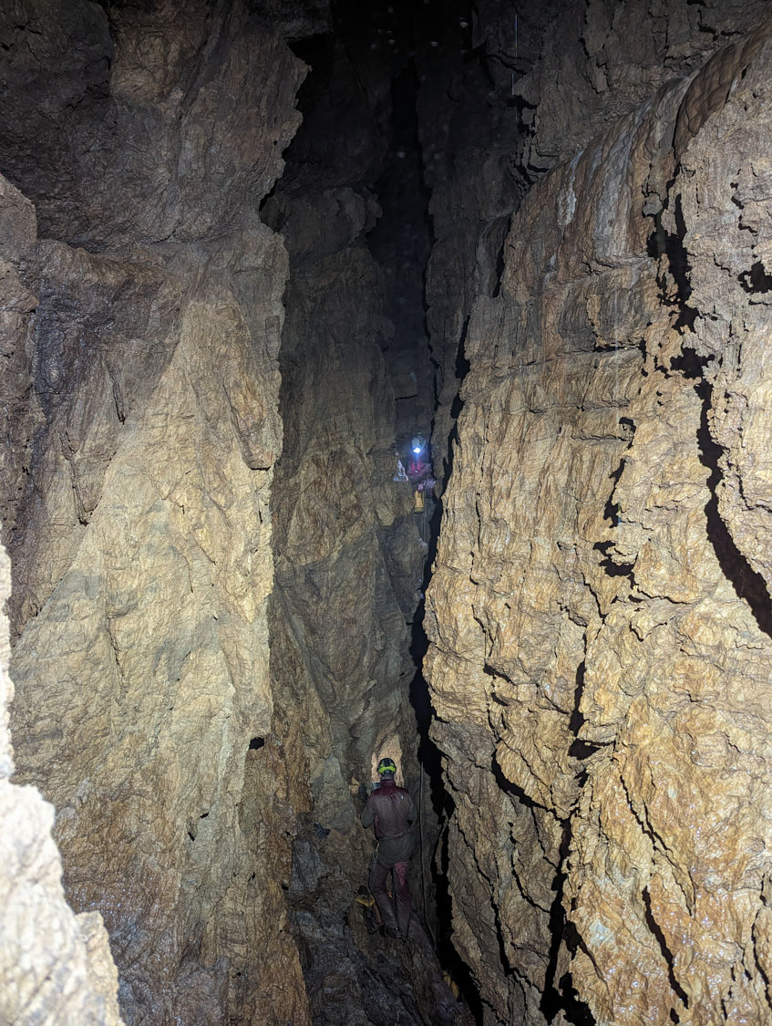 Ko se bližamo -170 m, se tudi prostor razširi.