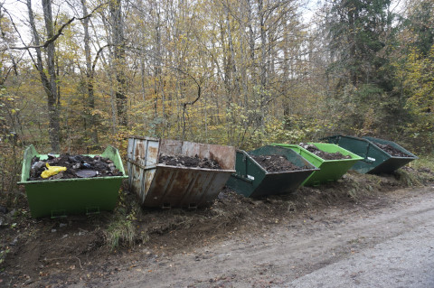 Izplen: pet polnih komunalnih kontejnerjev. Foto Andrej Mihevc.