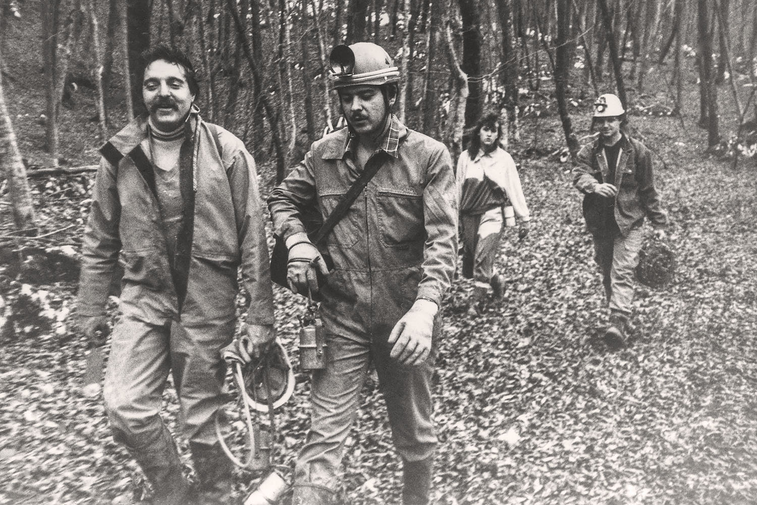 Na poti do Mihovske jame na Radohi (1989). Z leve Anton Tramte, Andrej Ravnohrib, Tanja Luzar in Matevž Maznik. Foto Mihael Rukše