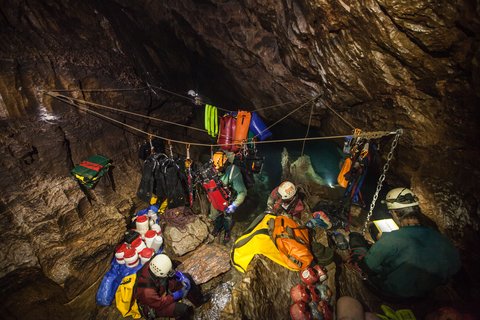 Pred začetkom potapljanja v sifunu 1 je bilo do tam potrebno transportirati okoli 250 kg opreme. Foto Rob Stone.